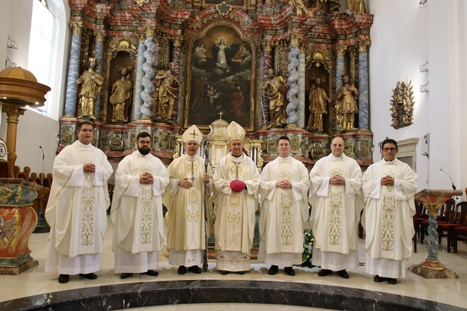 Zaređena petorica novih svećenika u Varaždinskoj katedrali